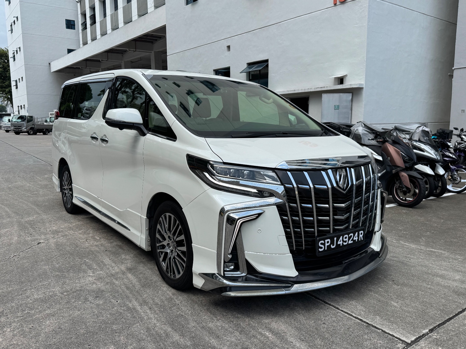 2016 Toyota Alphard, image 1