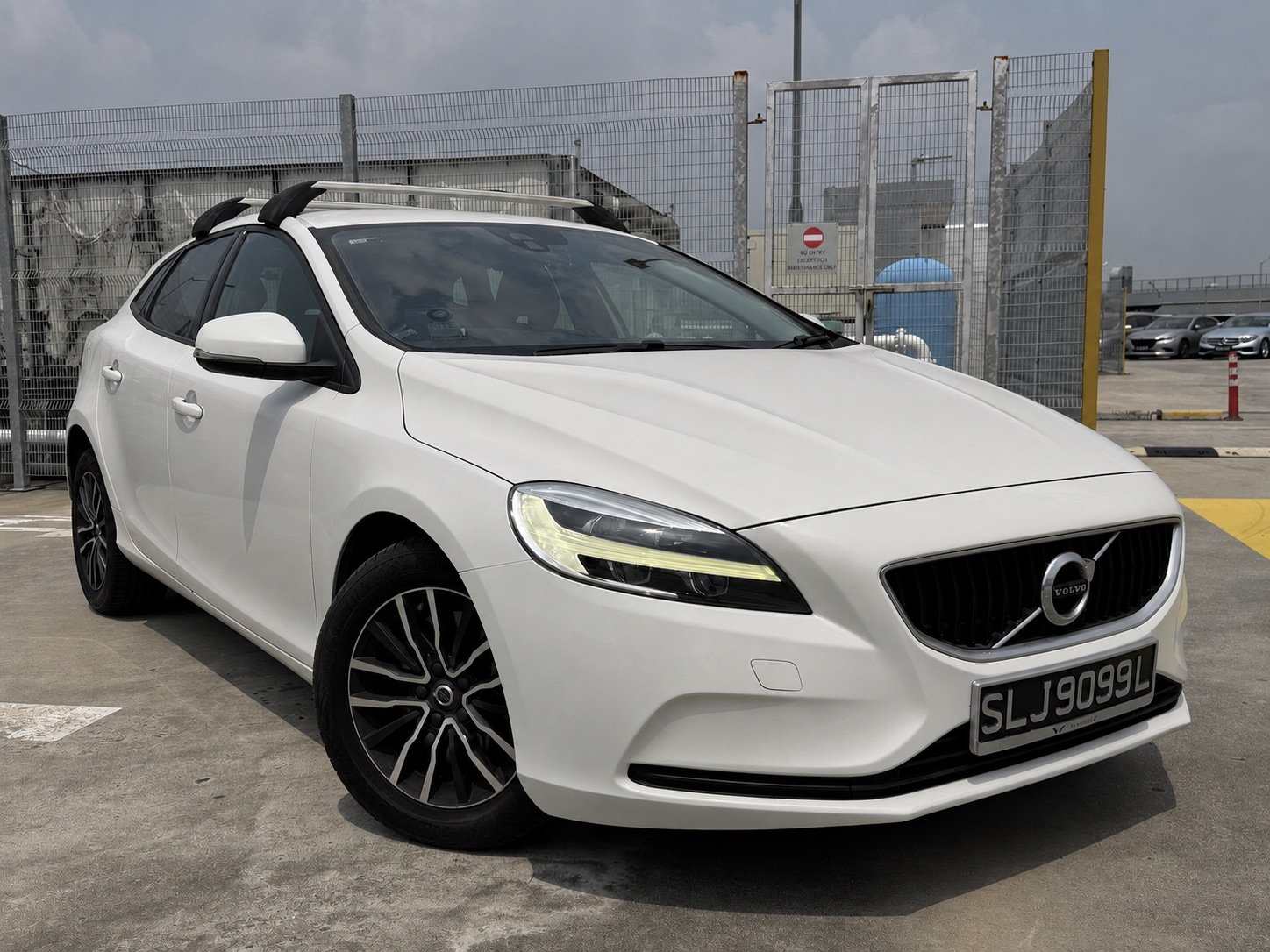 2016 Volvo V40, image 1